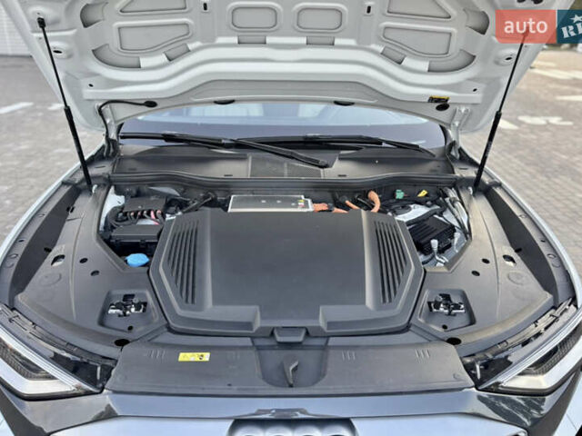 Белый Ауди Q8 e-tron, объемом двигателя 0 л и пробегом 21 тыс. км за 47450 $, фото 17 на Automoto.ua