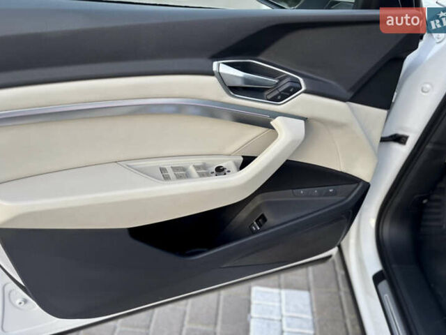 Белый Ауди Q8 e-tron, объемом двигателя 0 л и пробегом 21 тыс. км за 47450 $, фото 8 на Automoto.ua