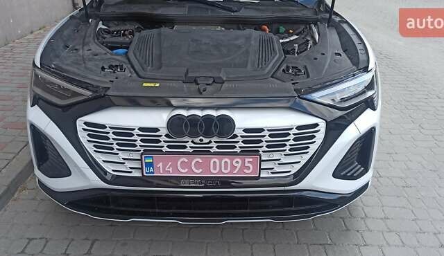 Белый Ауди Q8 e-tron, объемом двигателя 0 л и пробегом 8 тыс. км за 51900 $, фото 2 на Automoto.ua