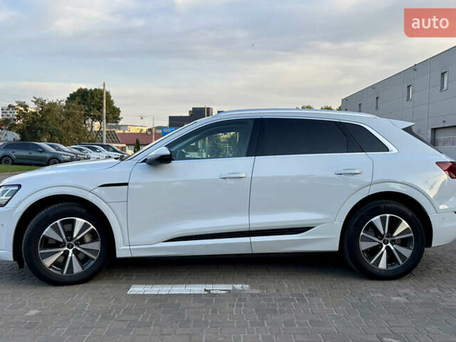 Белый Ауди Q8 e-tron, объемом двигателя 0 л и пробегом 21 тыс. км за 47450 $, фото 3 на Automoto.ua