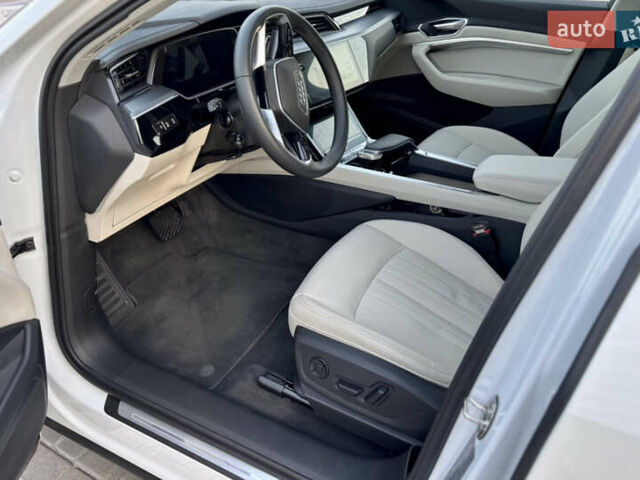 Белый Ауди Q8 e-tron, объемом двигателя 0 л и пробегом 21 тыс. км за 47450 $, фото 9 на Automoto.ua