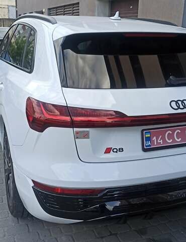 Белый Ауди Q8 e-tron, объемом двигателя 0 л и пробегом 8 тыс. км за 51900 $, фото 1 на Automoto.ua