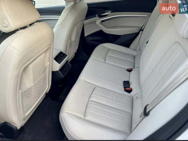 Белый Ауди Q8 e-tron, объемом двигателя 0 л и пробегом 21 тыс. км за 47450 $, фото 12 на Automoto.ua