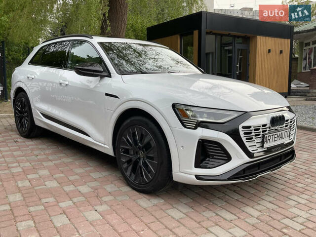 Белый Ауди Q8 e-tron, объемом двигателя 0 л и пробегом 2 тыс. км за 61000 $, фото 5 на Automoto.ua