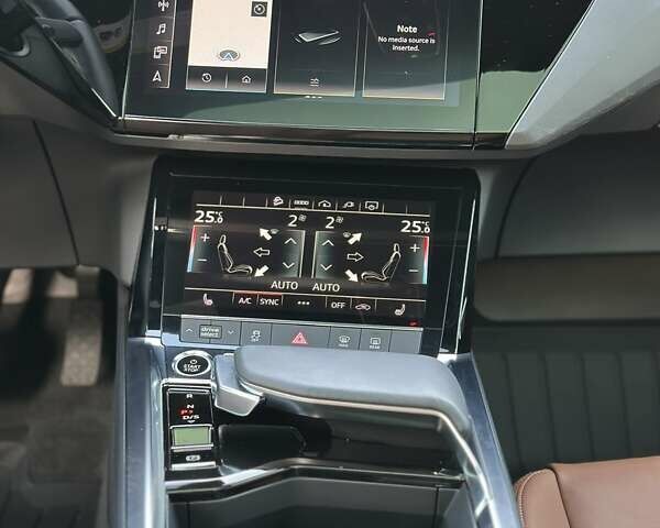 Білий Ауді Q8 e-tron, об'ємом двигуна 0 л та пробігом 10 тис. км за 52000 $, фото 19 на Automoto.ua