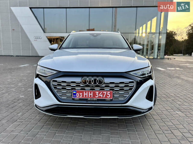 Белый Ауди Q8 e-tron, объемом двигателя 0 л и пробегом 21 тыс. км за 47450 $, фото 2 на Automoto.ua