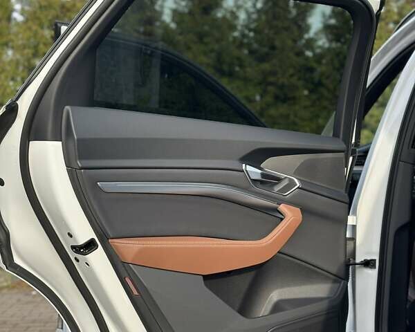 Білий Ауді Q8 e-tron, об'ємом двигуна 0 л та пробігом 10 тис. км за 52000 $, фото 12 на Automoto.ua