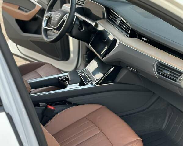 Білий Ауді Q8 e-tron, об'ємом двигуна 0 л та пробігом 10 тис. км за 52000 $, фото 15 на Automoto.ua