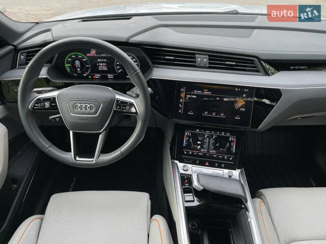 Белый Ауди Q8 e-tron, объемом двигателя 0 л и пробегом 2 тыс. км за 61000 $, фото 12 на Automoto.ua