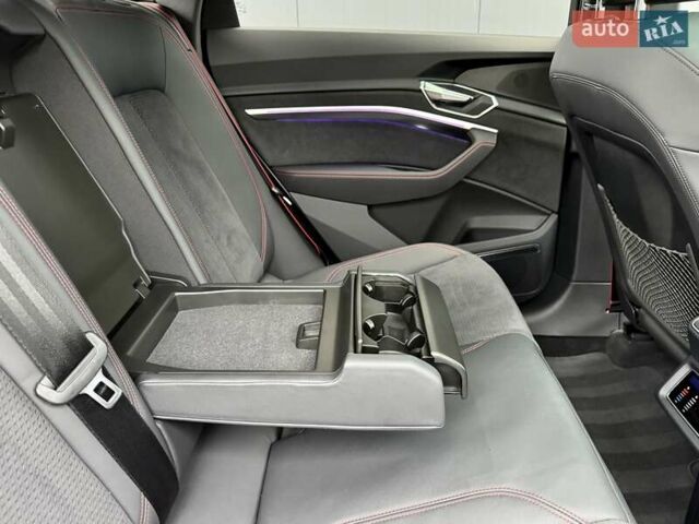 Білий Ауді Q8 e-tron, об'ємом двигуна 0 л та пробігом 17 тис. км за 52500 $, фото 41 на Automoto.ua