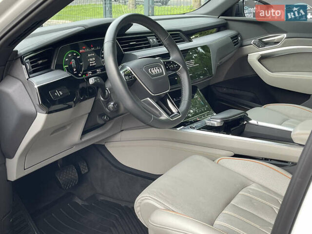 Белый Ауди Q8 e-tron, объемом двигателя 0 л и пробегом 2 тыс. км за 61000 $, фото 9 на Automoto.ua