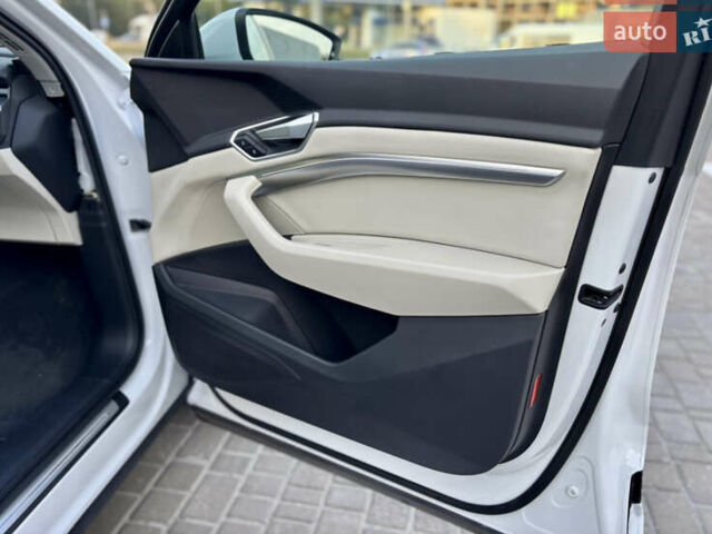 Белый Ауди Q8 e-tron, объемом двигателя 0 л и пробегом 21 тыс. км за 47450 $, фото 11 на Automoto.ua