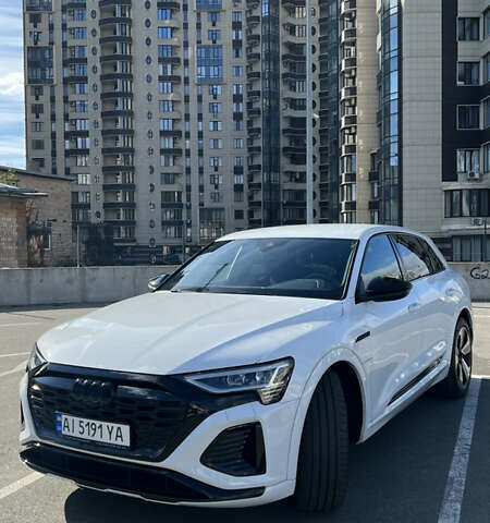 Белый Ауди Q8 e-tron, объемом двигателя 0 л и пробегом 53 тыс. км за 63000 $, фото 1 на Automoto.ua
