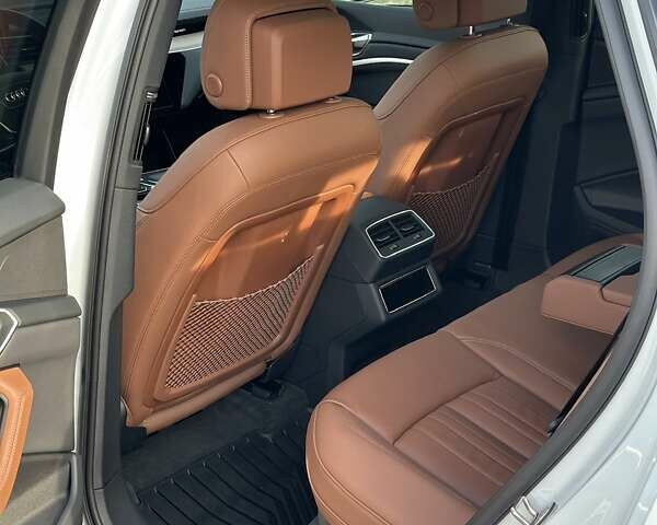 Білий Ауді Q8 e-tron, об'ємом двигуна 0 л та пробігом 10 тис. км за 52000 $, фото 13 на Automoto.ua