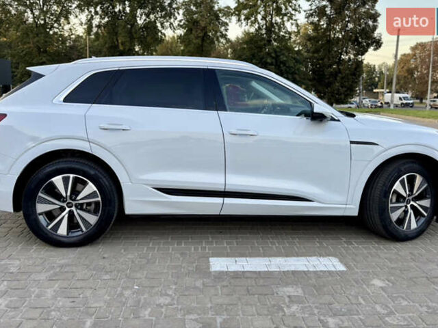 Белый Ауди Q8 e-tron, объемом двигателя 0 л и пробегом 21 тыс. км за 47450 $, фото 7 на Automoto.ua