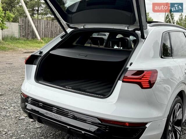 Білий Ауді Q8 e-tron, об'ємом двигуна 0 л та пробігом 17 тис. км за 52500 $, фото 31 на Automoto.ua