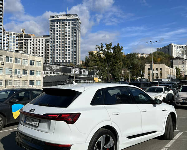 Белый Ауди Q8 e-tron, объемом двигателя 0 л и пробегом 53 тыс. км за 63000 $, фото 4 на Automoto.ua