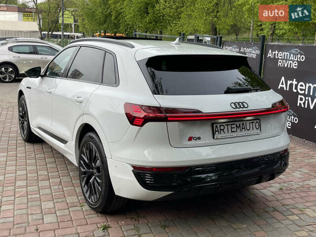 Белый Ауди Q8 e-tron, объемом двигателя 0 л и пробегом 2 тыс. км за 61000 $, фото 2 на Automoto.ua