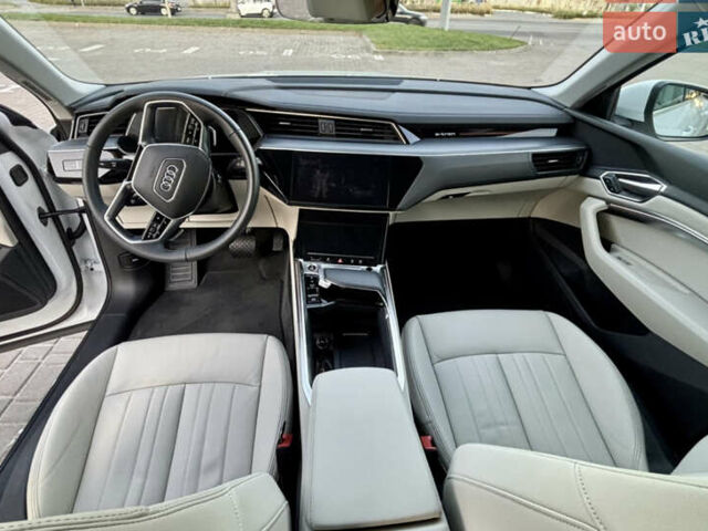 Белый Ауди Q8 e-tron, объемом двигателя 0 л и пробегом 21 тыс. км за 47450 $, фото 10 на Automoto.ua