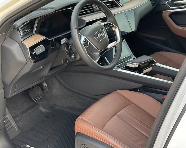 Білий Ауді Q8 e-tron, об'ємом двигуна 0 л та пробігом 10 тис. км за 52000 $, фото 11 на Automoto.ua