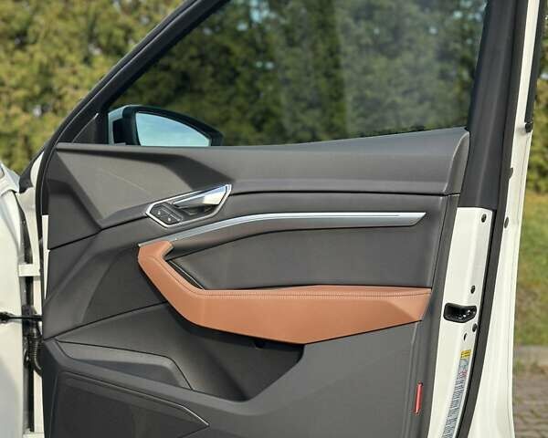 Білий Ауді Q8 e-tron, об'ємом двигуна 0 л та пробігом 10 тис. км за 52000 $, фото 14 на Automoto.ua