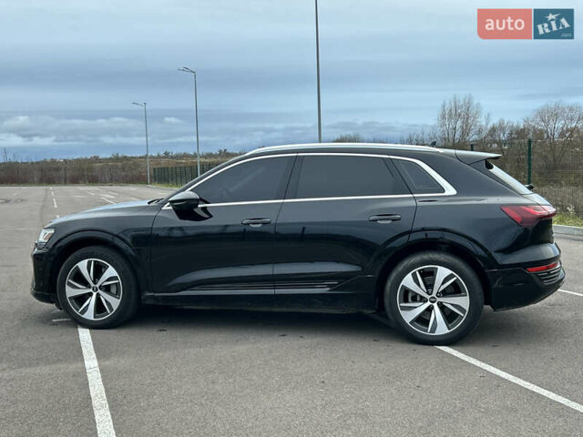 Чорний Ауді Q8 e-tron, об'ємом двигуна 0 л та пробігом 49 тис. км за 44200 $, фото 4 на Automoto.ua