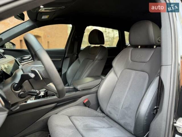 Чорний Ауді Q8 e-tron, об'ємом двигуна 0 л та пробігом 22 тис. км за 50999 $, фото 15 на Automoto.ua