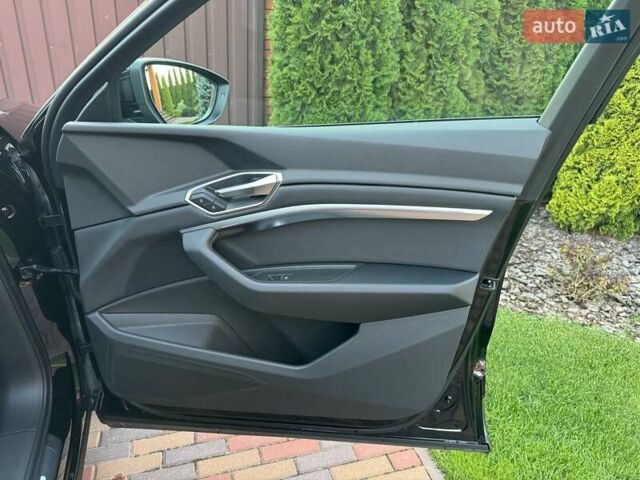 Черный Ауди Q8 e-tron, объемом двигателя 0 л и пробегом 20 тыс. км за 49999 $, фото 49 на Automoto.ua