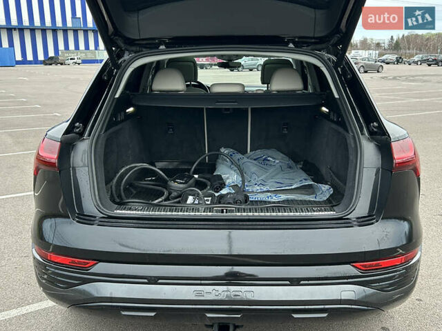 Чорний Ауді Q8 e-tron, об'ємом двигуна 0 л та пробігом 49 тис. км за 44200 $, фото 13 на Automoto.ua