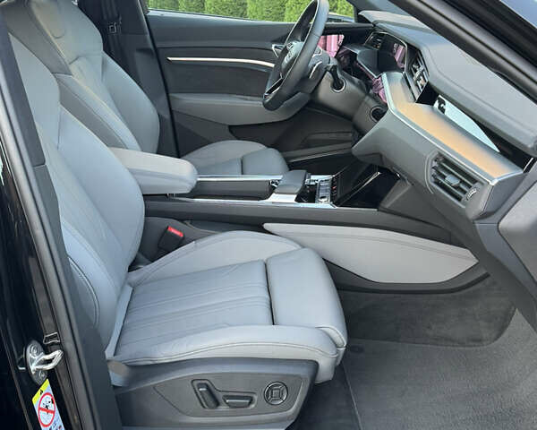 Черный Ауди Q8 e-tron, объемом двигателя 0 л и пробегом 23 тыс. км за 55000 $, фото 47 на Automoto.ua