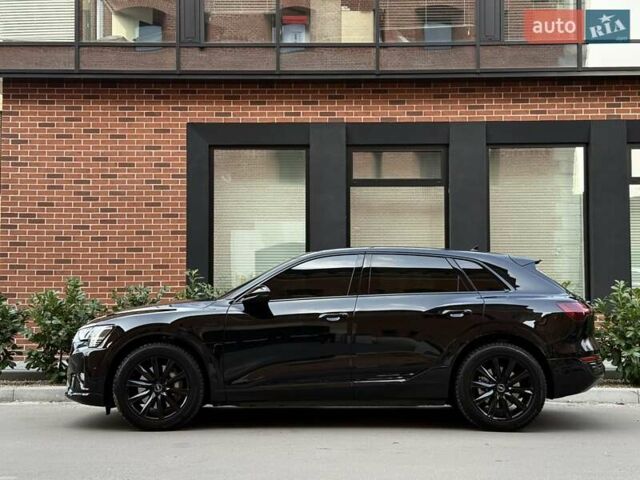 Чорний Ауді Q8 e-tron, об'ємом двигуна 0 л та пробігом 22 тис. км за 50999 $, фото 11 на Automoto.ua
