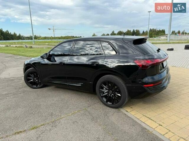 Черный Ауди Q8 e-tron, объемом двигателя 0 л и пробегом 33 тыс. км за 51115 $, фото 1 на Automoto.ua
