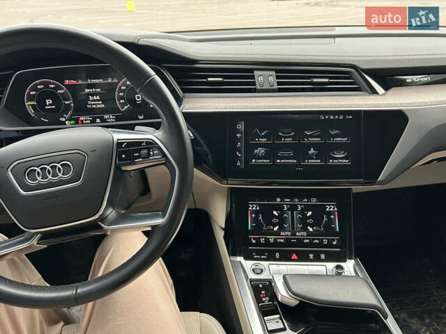 Чорний Ауді Q8 e-tron, об'ємом двигуна 0 л та пробігом 49 тис. км за 44200 $, фото 17 на Automoto.ua