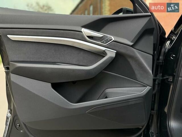 Чорний Ауді Q8 e-tron, об'ємом двигуна 0 л та пробігом 22 тис. км за 50999 $, фото 44 на Automoto.ua