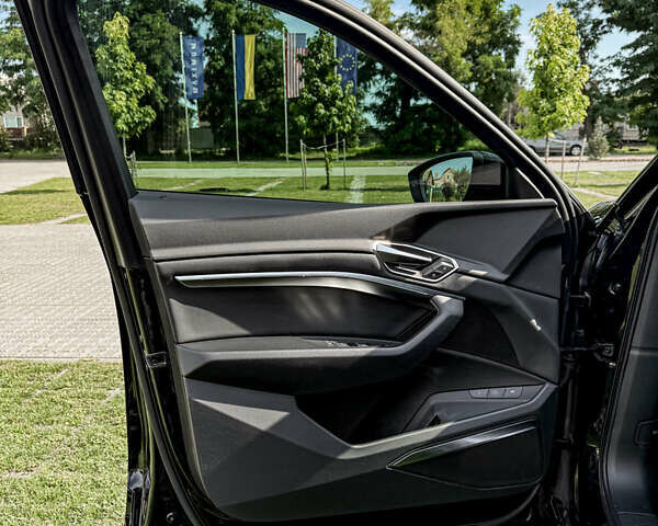 Черный Ауди Q8 e-tron, объемом двигателя 0 л и пробегом 66 тыс. км за 65000 $, фото 16 на Automoto.ua