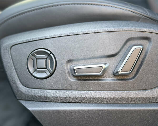Чорний Ауді Q8 e-tron, об'ємом двигуна 0 л та пробігом 31 тис. км за 57900 $, фото 60 на Automoto.ua