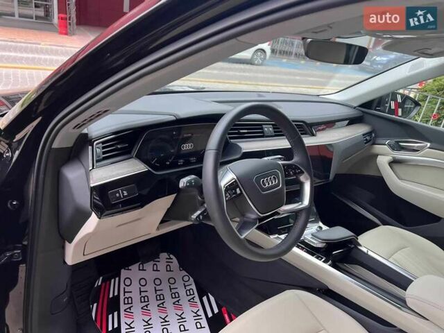 Чорний Ауді Q8 e-tron, об'ємом двигуна 0 л та пробігом 1 тис. км за 69900 $, фото 18 на Automoto.ua