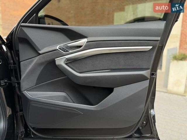 Чорний Ауді Q8 e-tron, об'ємом двигуна 0 л та пробігом 22 тис. км за 50999 $, фото 41 на Automoto.ua