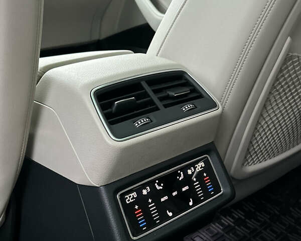 Чорний Ауді Q8 e-tron, об'ємом двигуна 0 л та пробігом 49 тис. км за 44200 $, фото 20 на Automoto.ua