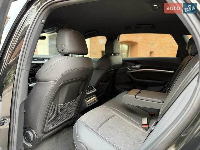 Чорний Ауді Q8 e-tron, об'ємом двигуна 0 л та пробігом 22 тис. км за 50999 $, фото 33 на Automoto.ua