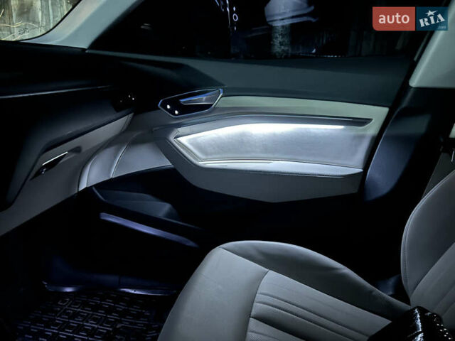 Чорний Ауді Q8 e-tron, об'ємом двигуна 0 л та пробігом 49 тис. км за 44200 $, фото 26 на Automoto.ua