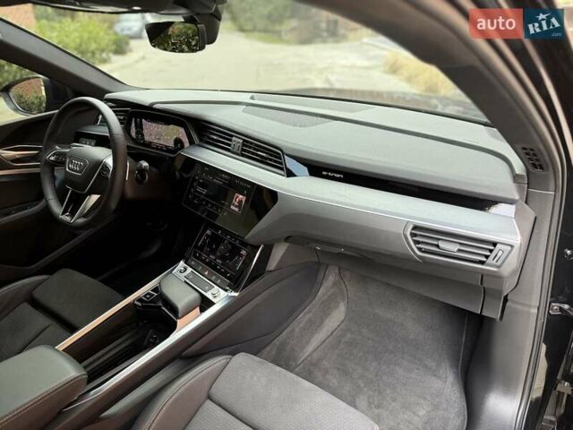 Чорний Ауді Q8 e-tron, об'ємом двигуна 0 л та пробігом 22 тис. км за 50999 $, фото 28 на Automoto.ua