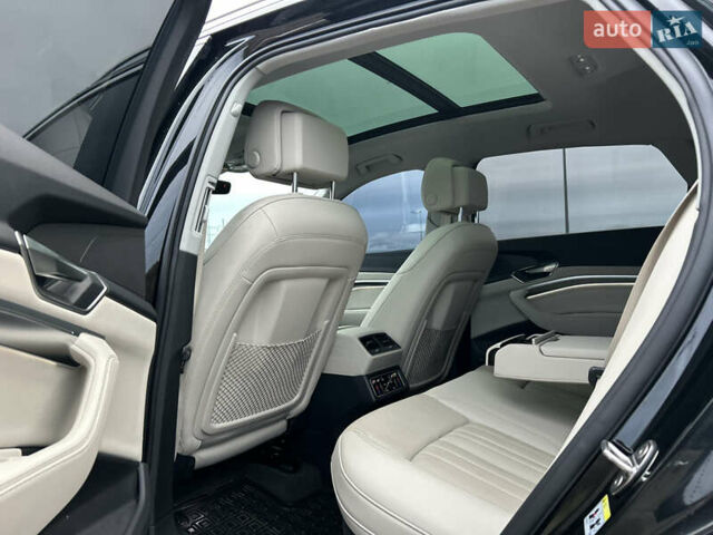 Чорний Ауді Q8 e-tron, об'ємом двигуна 0 л та пробігом 49 тис. км за 44200 $, фото 22 на Automoto.ua