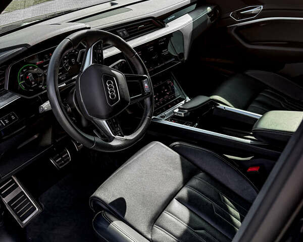 Черный Ауди Q8 e-tron, объемом двигателя 0 л и пробегом 66 тыс. км за 65000 $, фото 13 на Automoto.ua