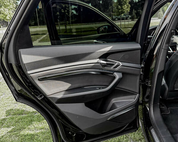 Черный Ауди Q8 e-tron, объемом двигателя 0 л и пробегом 66 тыс. км за 65000 $, фото 17 на Automoto.ua