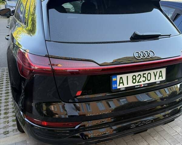 Черный Ауди Q8 e-tron, объемом двигателя 0 л и пробегом 4 тыс. км за 51800 $, фото 1 на Automoto.ua