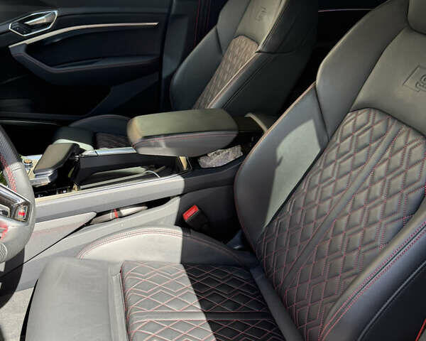 Чорний Ауді Q8 e-tron, об'ємом двигуна 0 л та пробігом 35 тис. км за 70000 $, фото 5 на Automoto.ua