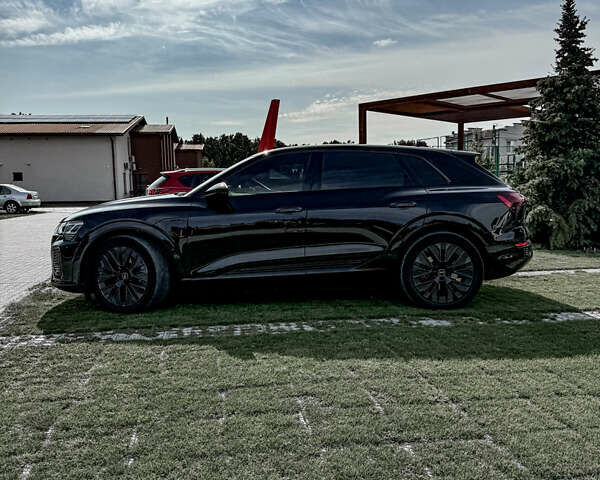Черный Ауди Q8 e-tron, объемом двигателя 0 л и пробегом 66 тыс. км за 65000 $, фото 1 на Automoto.ua
