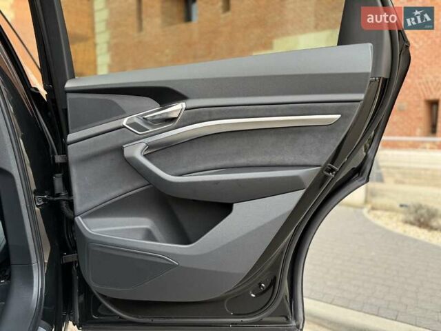 Чорний Ауді Q8 e-tron, об'ємом двигуна 0 л та пробігом 22 тис. км за 50999 $, фото 35 на Automoto.ua