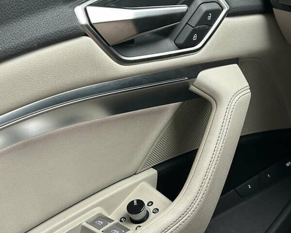 Чорний Ауді Q8 e-tron, об'ємом двигуна 0 л та пробігом 49 тис. км за 44200 $, фото 15 на Automoto.ua